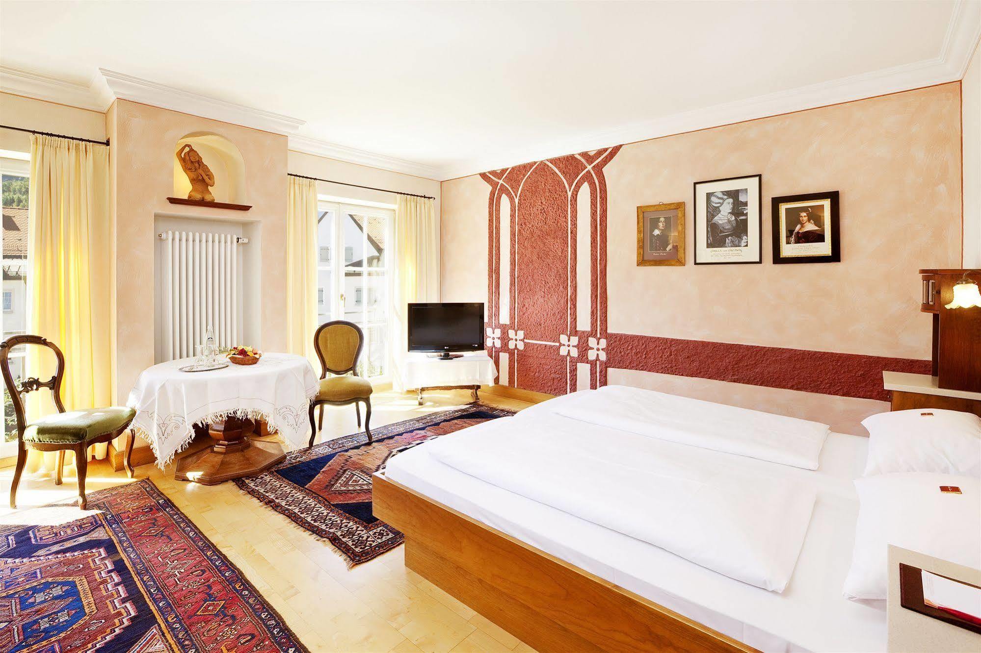 Hotel Hirsch 4*
